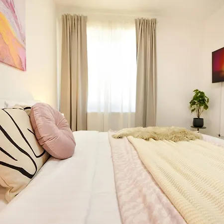 Urban Bliss - Contemporary Elegance In Modern Living Spaces Voluntari Room photo