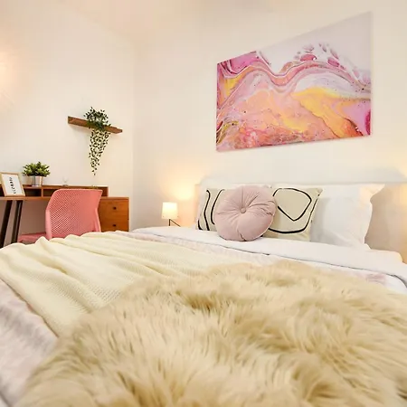 Urban Bliss - Contemporary Elegance In Modern Living Spaces Voluntari Room photo